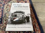 De Bus uit Dachau. Achttien Nederlanders en hun weg terug., Tweede Wereldoorlog, Jos Schneider e.a., Ophalen of Verzenden, Zo goed als nieuw