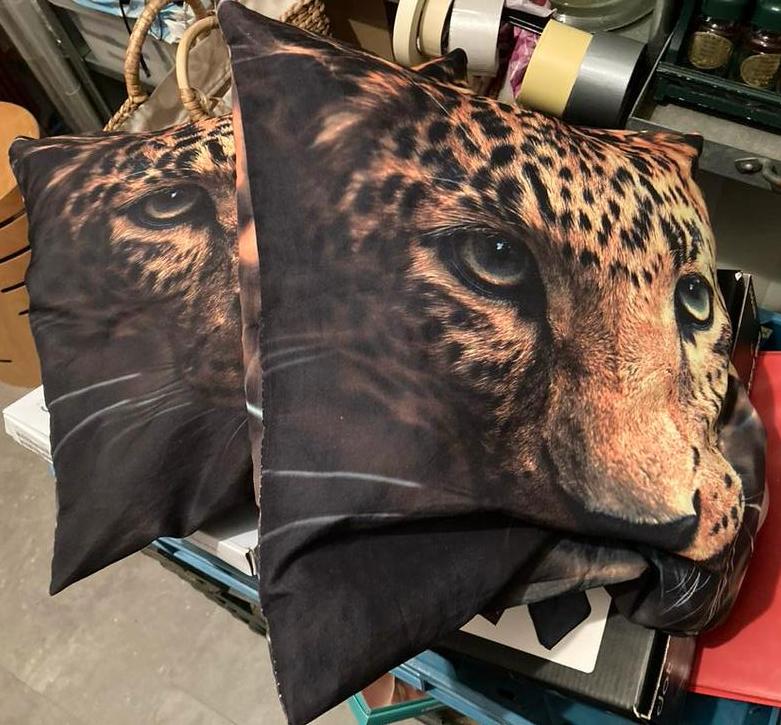 Leuke sierkussens sier kussens met tijger print tijgerprint, Huis en Inrichting, Woonaccessoires | Kussens, Zo goed als nieuw