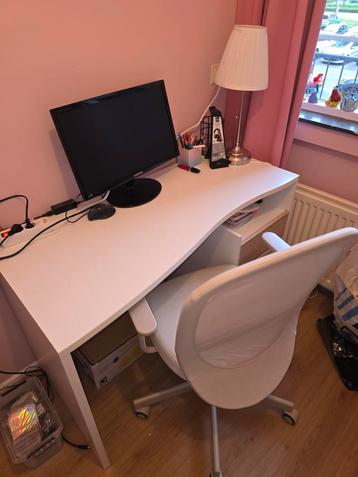 Bureau met stoel beschikbaar voor biedingen