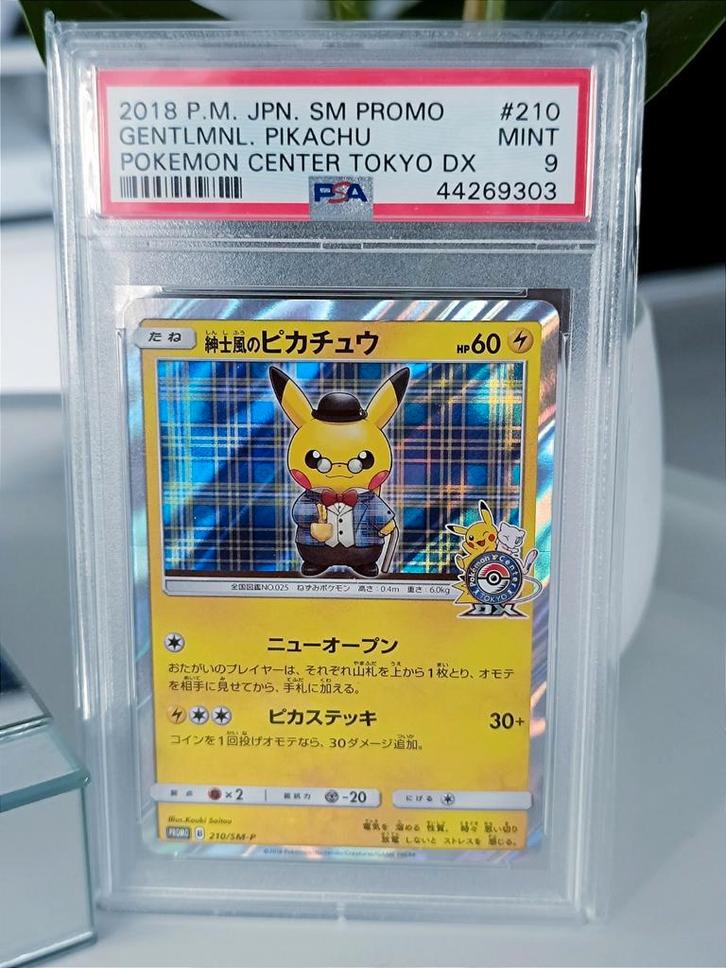 Gentleman Pikachu Pokémon Center Tokyo PSA 9 Mint, Hobby en Vrije tijd, Verzamelkaartspellen | Pokémon, Nieuw, Ophalen of Verzenden