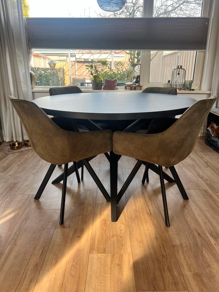 Ronde zwarte eettafel - 130 cm diameter, Huis en Inrichting, Tafels | Eettafels, Zo goed als nieuw, 100 tot 150 cm, Vier personen