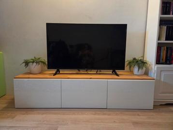 Tv meubel wit Ikea Besta met houten blad