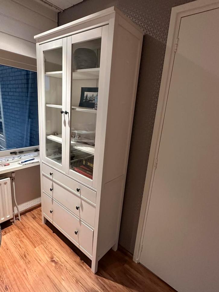 HEMNES ikea Witte Vitrinekast met Lades, Huis en Inrichting, Kasten | Vitrinekasten, Zo goed als nieuw, 150 tot 200 cm, 50 tot 100 cm