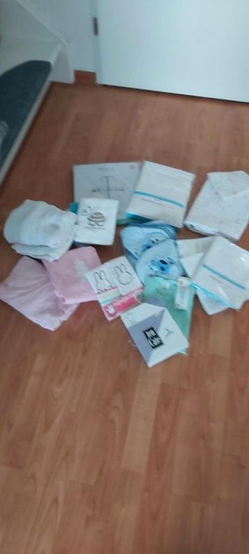 Babypakket, hoeslakens, hydrofieldoeken badcape enz te koop beschikbaar voor biedingen