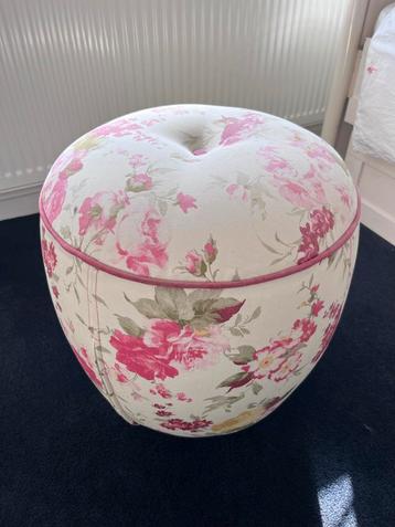 Leuke Bloemen Pouf / Voetenbank beschikbaar voor biedingen