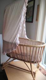 Rotan Wieg jaren 50 + Ollie B Bommel Deken~Poppenwieg bamboe, Ophalen