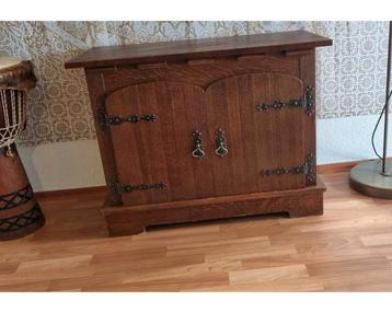 Brocante mid-century kast beschikbaar voor biedingen