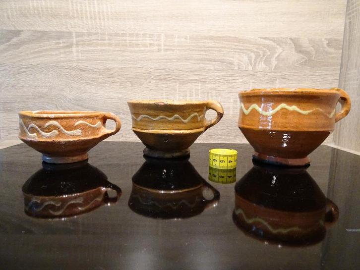 Drie testjes met slibversiering 18e eeuw - bodemvondsten, Antiek en Kunst, Antiek | Keramiek en Aardewerk, Ophalen of Verzenden