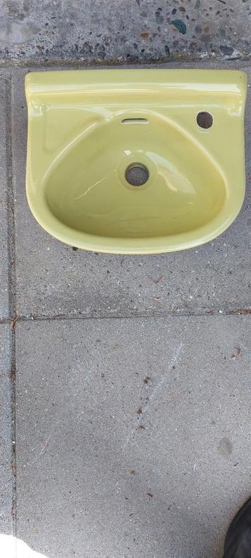 Wastafel klein model (Toilet) beschikbaar voor biedingen