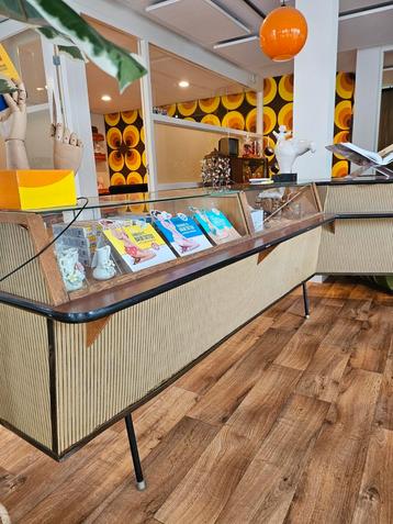 Fantastische unieke vintage retro hoek balie / toonbank beschikbaar voor biedingen