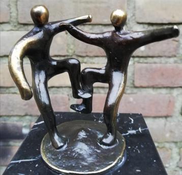 Corry Amerlaan van Niekerk/Artihove. Geabstraheerde sculpt.  beschikbaar voor biedingen