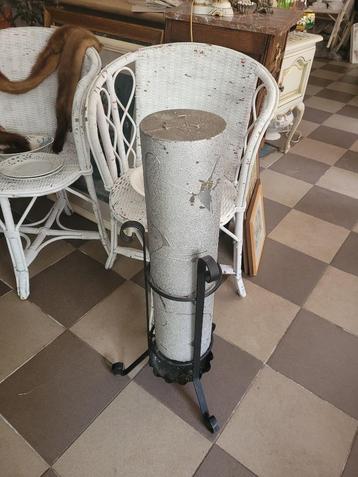 80 cm hoge kaars in gietijzeren staander vintage beschikbaar voor biedingen