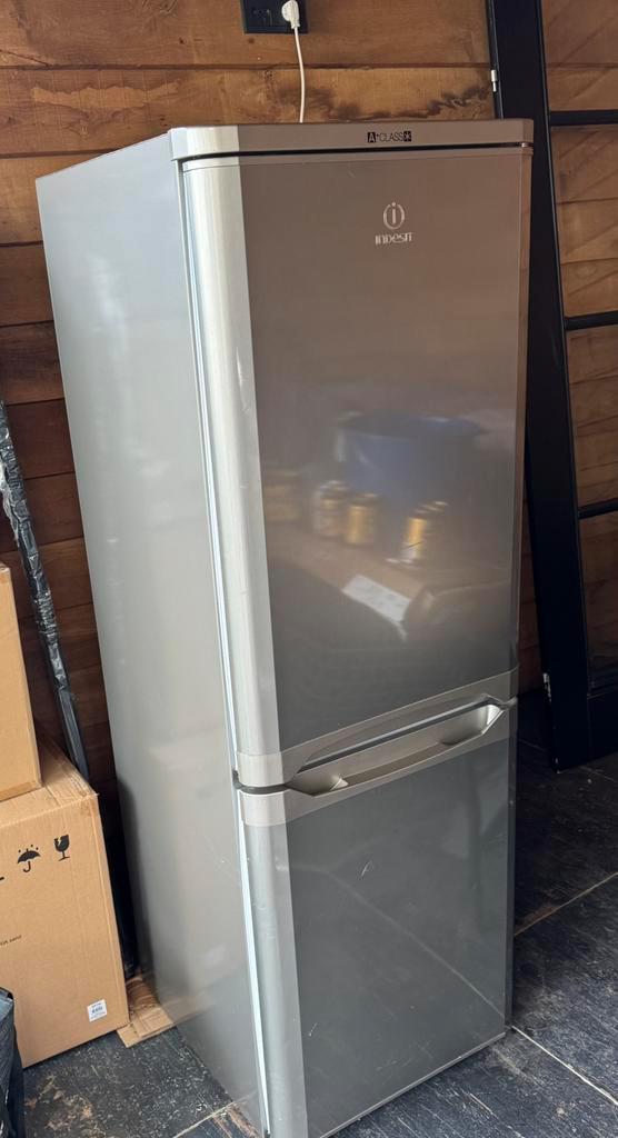 Indesit koel/vrieskoelkast, Witgoed en Apparatuur, Koelkasten en IJskasten, Zo goed als nieuw, Met aparte vriezer, 200 liter of meer