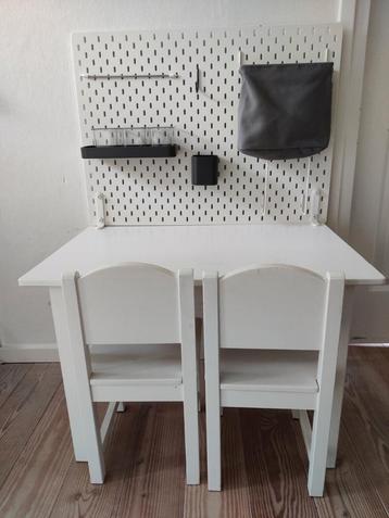 Ikea tafel/bureau met stoelen en accessoirerek beschikbaar voor biedingen