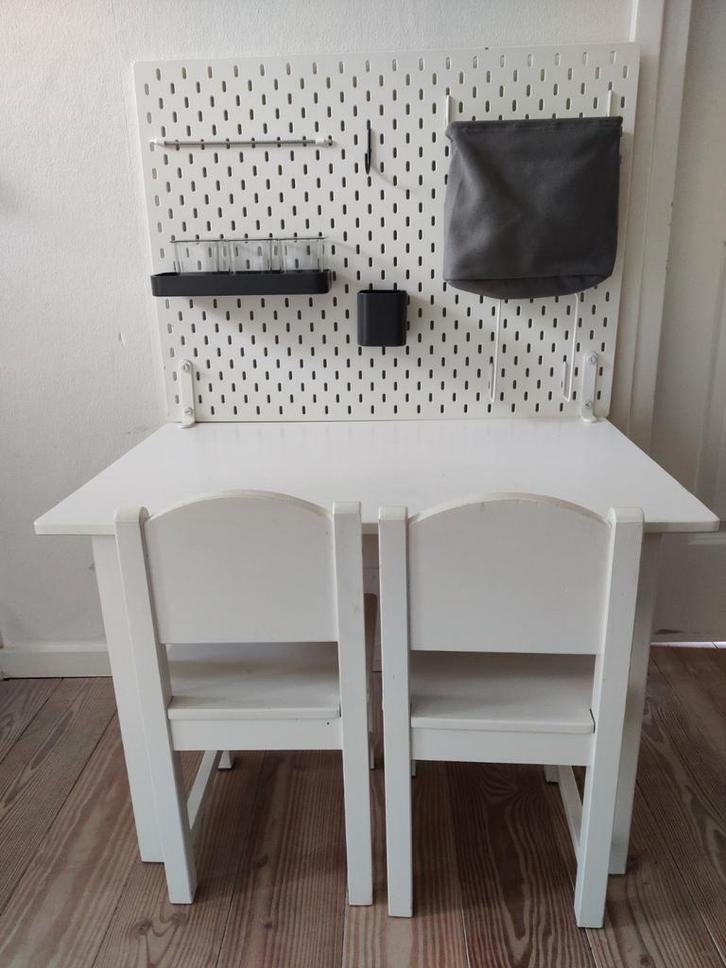 Ikea tafel/bureau met stoelen en accessoirerek, Kinderen en Baby's, Kinderkamer | Tafels en Stoelen, Zo goed als nieuw, Tafel(s) en Stoel(en)