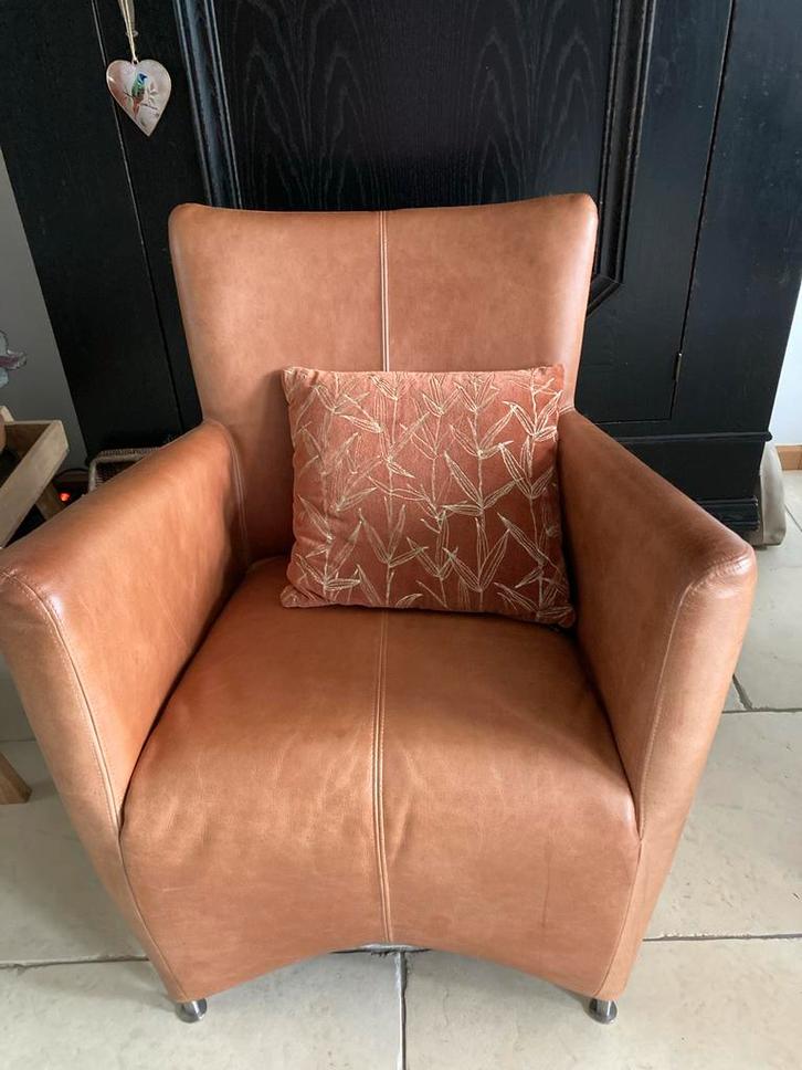 Cognac leren stoel met stalen poten, Huis en Inrichting, Fauteuils, Zo goed als nieuw, Leer, 50 tot 75 cm, Minder dan 75 cm, Ophalen of Verzenden