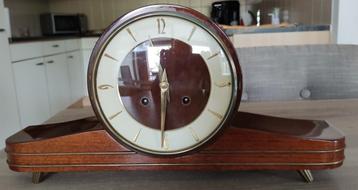 Junghans pendule met sleutel. beschikbaar voor biedingen
