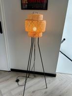 Stijlvolle Staande Lamp met rotan kap, Huis en Inrichting, Lampen | Vloerlampen, Ophalen, 100 tot 150 cm, Zo goed als nieuw, Modern
