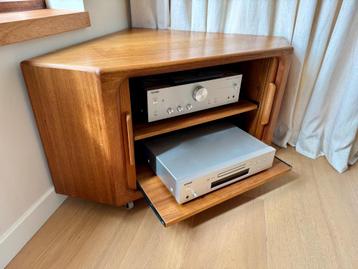 Vintage houten hoekkast audiomeubel met rolluiken beschikbaar voor biedingen