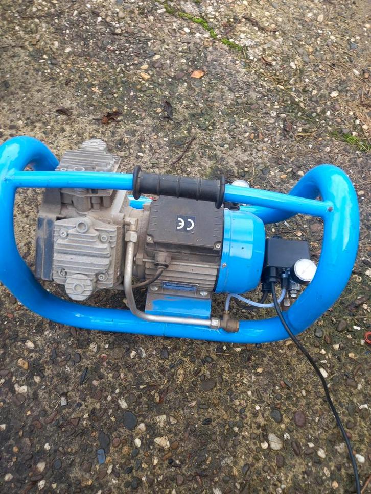 Te koop, Doe-het-zelf en Verbouw, Compressors, Gebruikt, 6 tot 10 bar, Minder dan 25 liter, Minder dan 200 liter/min, Geluidgedempt