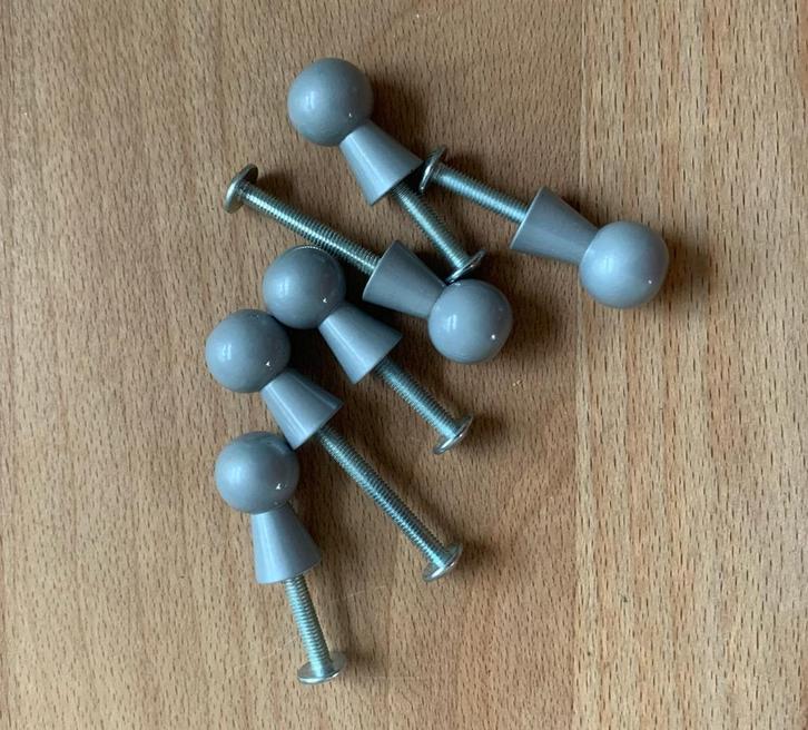 Grijze knoppen/handgrepen met schroeven - Set van 6 - Modern, Huis en Inrichting, Overige Huis en Inrichting, Zo goed als nieuw