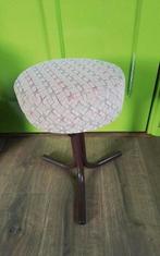 💐VINTAGE KRUKJE ROND MET BRUIN METALEN DRIEPOOT, Huis en Inrichting, Ophalen of Verzenden, Hout