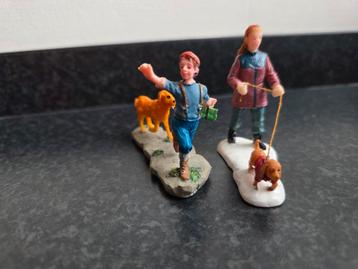 Lemax 2 figuren met hond retired kerstdorp beschikbaar voor biedingen