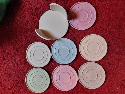 Onderzetters in vrolijke kleurtjes in houder., Huis en Inrichting, Woonaccessoires | Onderzetters, Zo goed als nieuw, Glas of Kopje