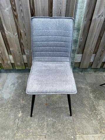 Mooie, comfortabele eetkamerstoel beschikbaar voor biedingen