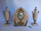 Massief marmeren klok met bronzen bies en 2 vazen - compleet, Ophalen
