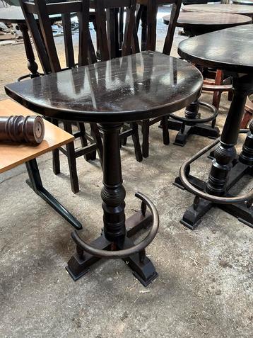 Halve Houten Bartafel met Voetsteun beschikbaar voor biedingen