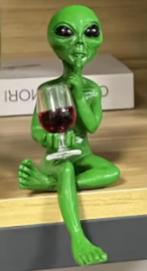 Prachtig beeldje Groene Alien met glas wijn (14cm), Verzamelen, Beelden en Beeldjes, Ophalen of Verzenden, Nieuw, Dier