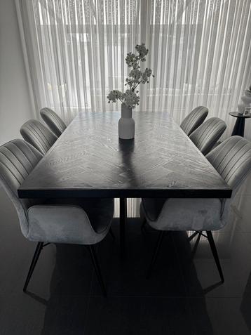 Eettafel met stoelen