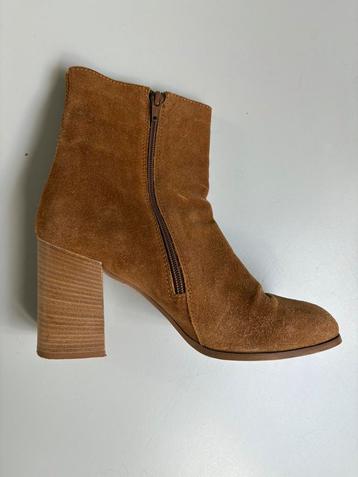 Suede laarsjes met hoge hak beschikbaar voor biedingen