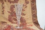 Wijnglas met gravuren  ( Antiek, Ophalen of Verzenden