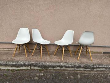 4 Eames stoel stoelen 50 euro totaal beschikbaar voor biedingen
