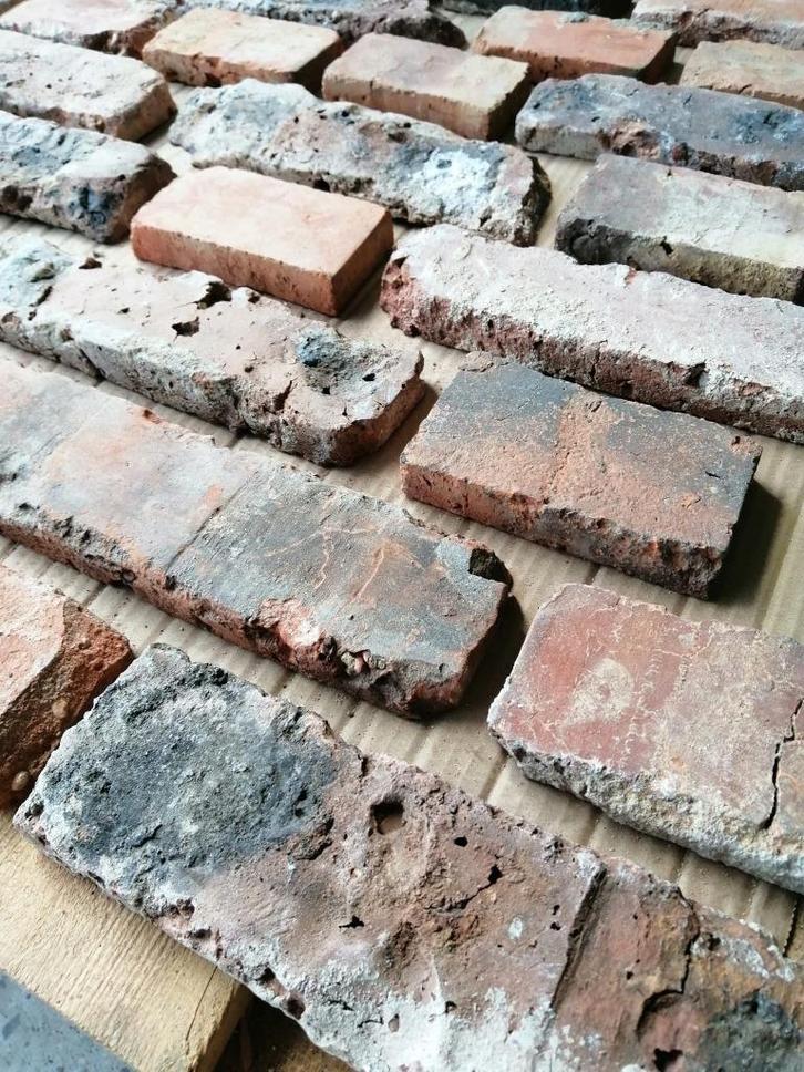 Originele industriele steenstrips, oude baksteen muur., Doe-het-zelf en Verbouw, Metselstenen, Gebruikt, Bakstenen, Ophalen