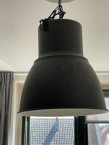 Zwarte Hanglamp beschikbaar voor biedingen