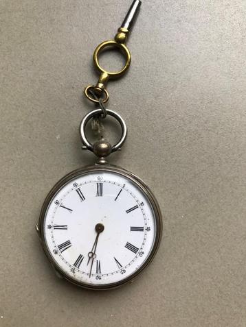 Antiek zakhorloge, met sleutel beschikbaar voor biedingen