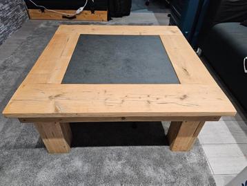 Houten salontafel met dik natuurstenen blad beschikbaar voor biedingen