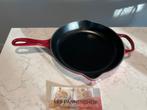 Nieuwe Le Creuset Skillet, Rhone/Garnet 26 cm, Gietijzer, Nieuw, Ophalen of Verzenden, Keramische plaat