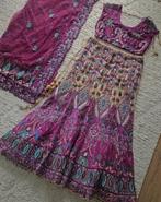 Zwaar bewerkte 3 delige ghagra choli beige met paars, Ophalen of Verzenden, Zo goed als nieuw, Beige, Overige typen