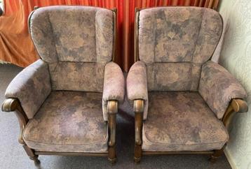 Twee fauteuils met stof bekleed beschikbaar voor biedingen