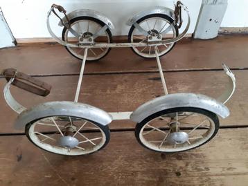 Onderstel van antieke kinderwagen. Banden goed. beschikbaar voor biedingen