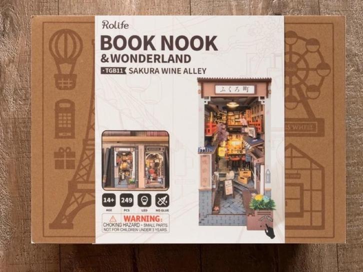 ROBOTIME booknook Sukura wine alley *ACTIEPRIJS €37,95, Hobby en Vrije tijd, Knutselen, Nieuw, Knutselwerk, Ophalen of Verzenden