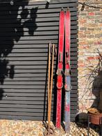 Oude houten ski’s met stokken, Ophalen