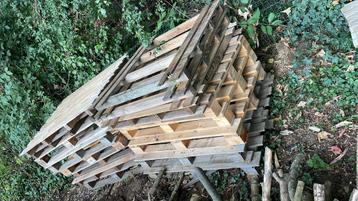 16 pallets in goede staat beschikbaar voor biedingen
