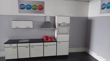 Nieuwe keuken 280cm met kookpl, afz, combimag. en koelkast beschikbaar voor biedingen
