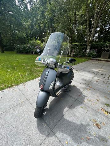 Matgrijze Vespa Sprint – Topstaat & Windscherm beschikbaar voor biedingen