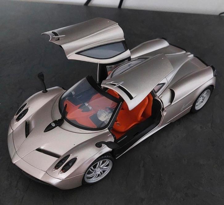 1/18 Pagani Huayra voor €195, Hobby en Vrije tijd, Modelauto's | 1:5 tot 1:12, Zo goed als nieuw, Auto, Ophalen of Verzenden